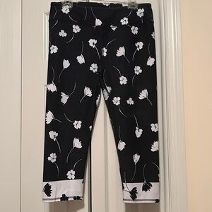 Fabletics black and white salar capri floral print leggings size XL